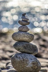 Piedras apiladas en equilibrio, simbolizando el compromiso de Montiglio y Asociados Abogadosnde ofrecer un servicio legal ético y profesional que brinda seguridad a nuestros clientes, en cada etapa de su crecimiento