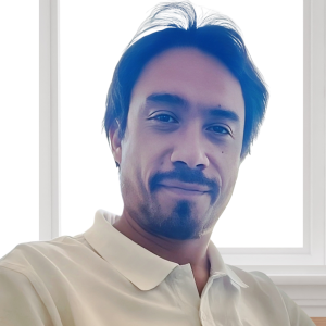 Carlos Saavedra, Ingeniero Comercial y experto en asesoría financiera para PYMES, especializado en gestión financiera y optimización de recursos.