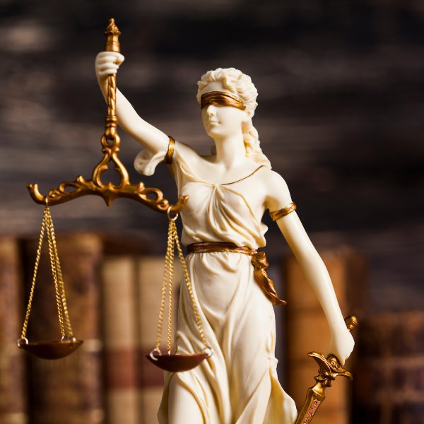 Diosa de la Justicia sosteniendo una balanza, simbolizando la equidad y los valores de Montiglio y Asociados Abogados